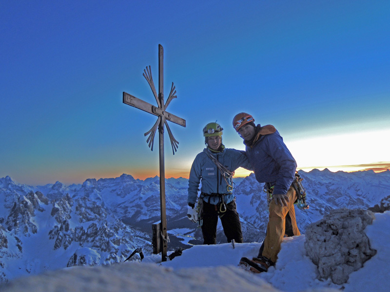 Ули Штек (Ueli Steck) и Михи Воллебен (Michi Wohlleben) на маршруте Эмилио Комичи на вершине Чима Гранде (Cima Grande)