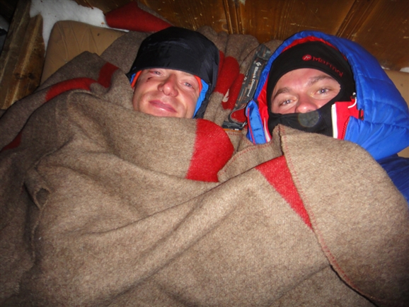 ночевка в горной хижине Salvay Hut под одним одеялом, залог теплого сна