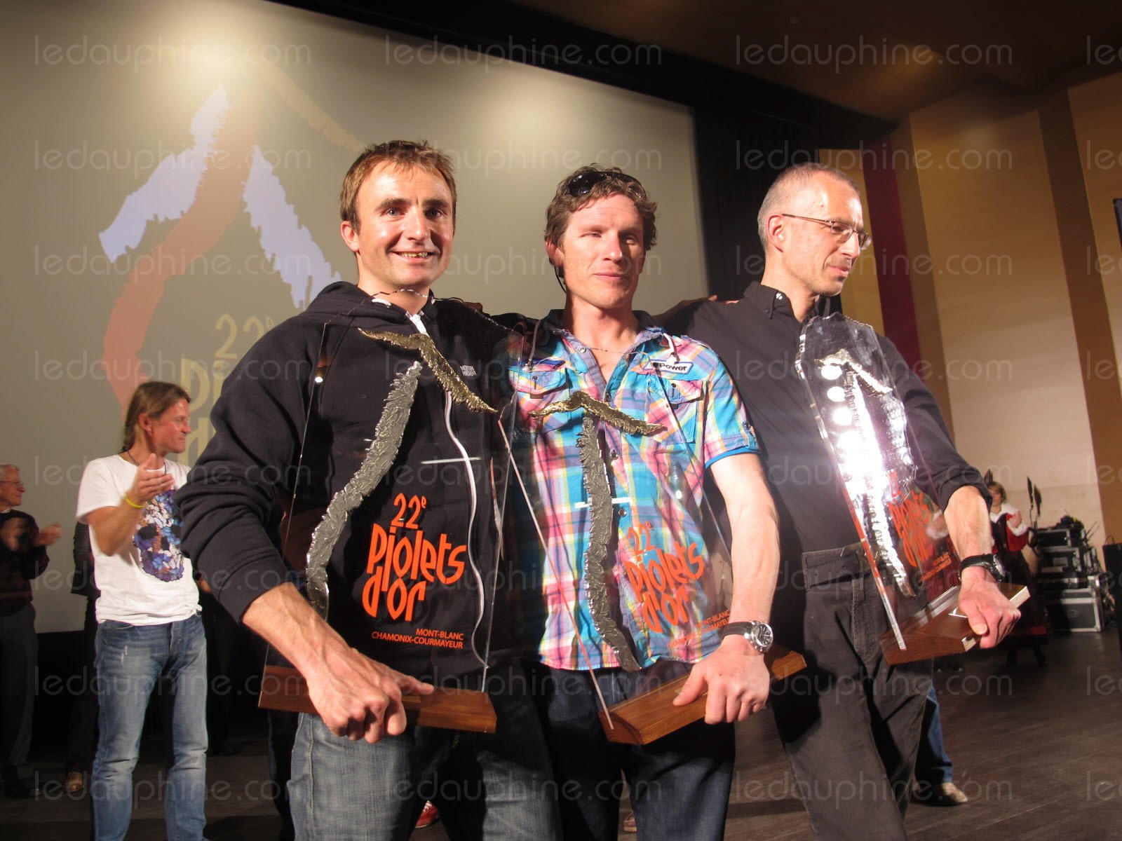  Ули Штек (Ueli Steck), Ян Вельстед (Ian Welsted) и Рафаэль Славински (Raphael Slawinski) получают награду "Золотой Ледоруб 2014" (Piolets d