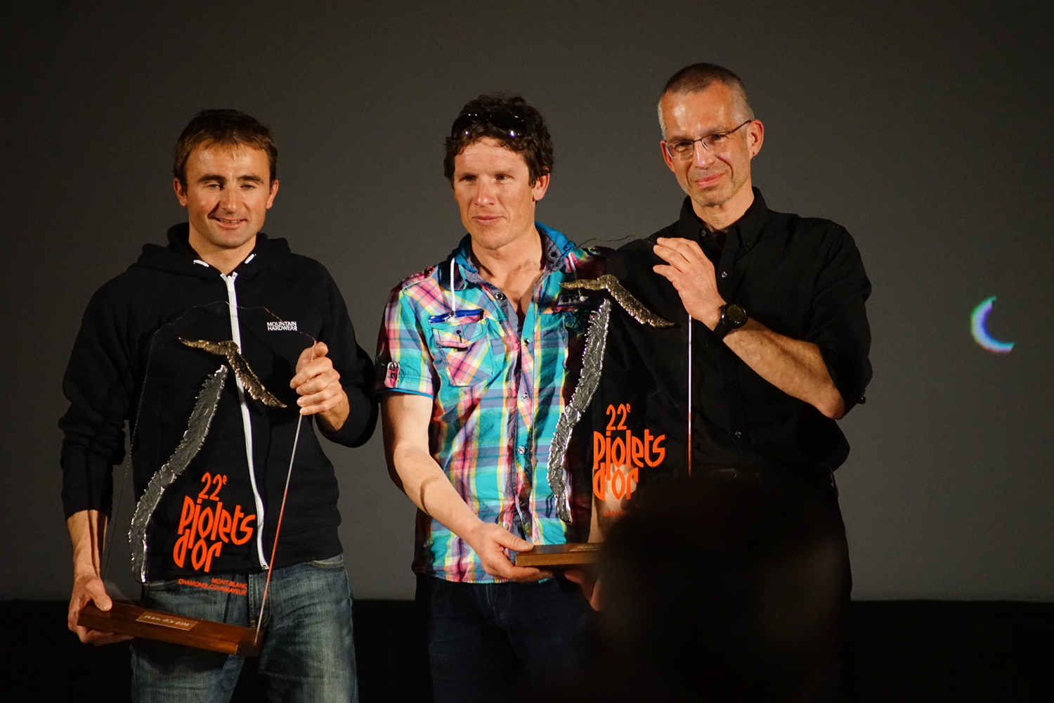 Ули Штек (Ueli Steck), Ян Вельстед (Ian Welsted) и Рафаэль Славински (Raphael Slawinski) получают награду "Золотой Ледоруб 2014" (Piolets d
