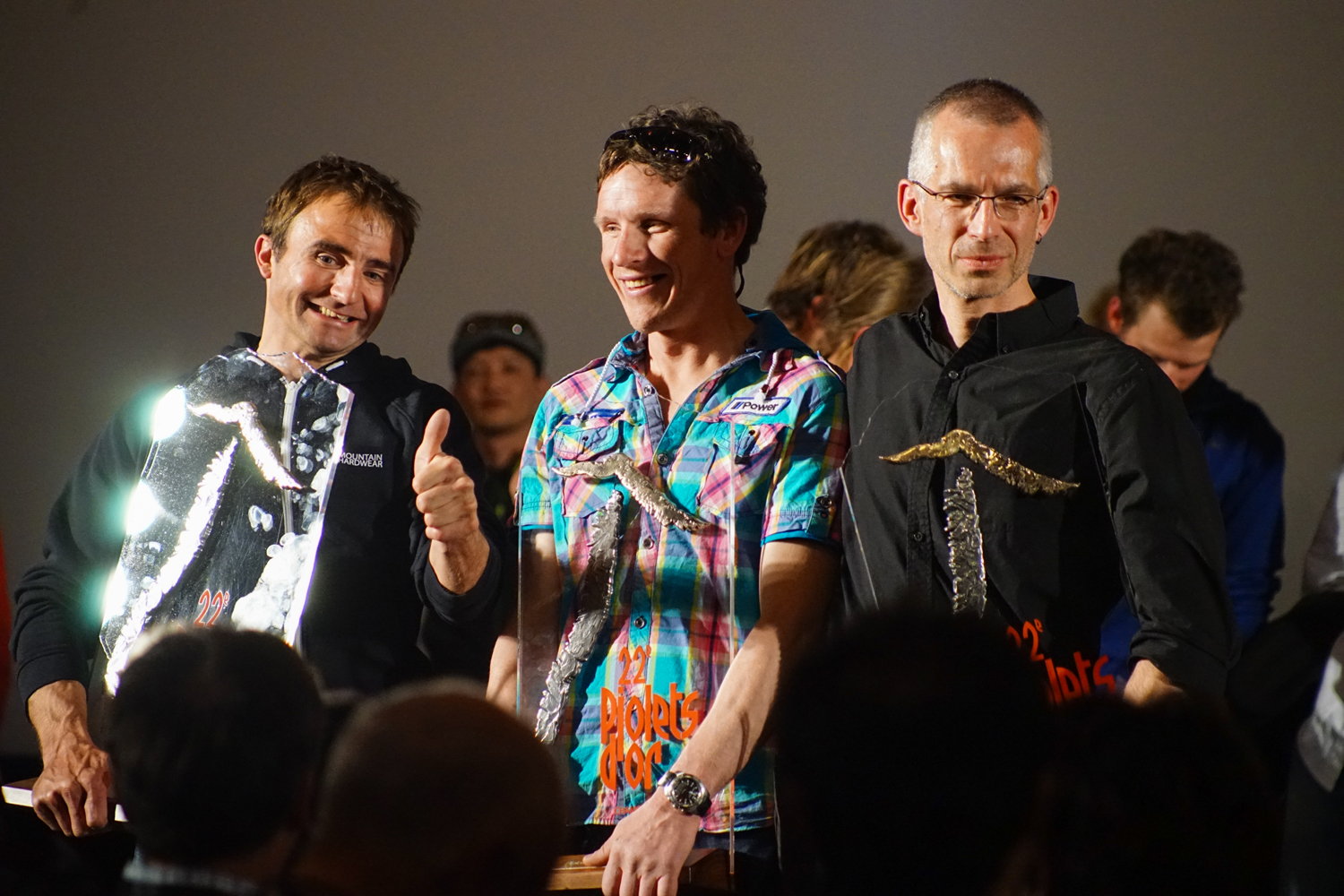 Ули Штек (Ueli Steck), Ян Вельстед (Ian Welsted) и Рафаэль Славински (Raphael Slawinski) получают награду "Золотой Ледоруб 2014" (Piolets d