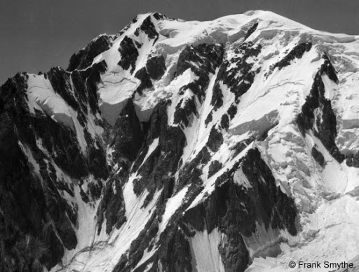 стена Бренва (Brenva Face) на вершину Монблана. Маршрут Фрэнка проходит по центру ледового гребня. Фото Фрэнка Смайта