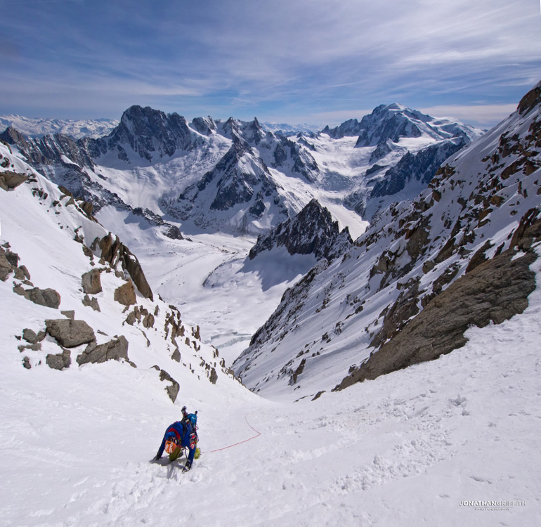 спуск к лыжному кулуару на Эгиюй Верт (Naia-Aiguille Verte, 4122 м)