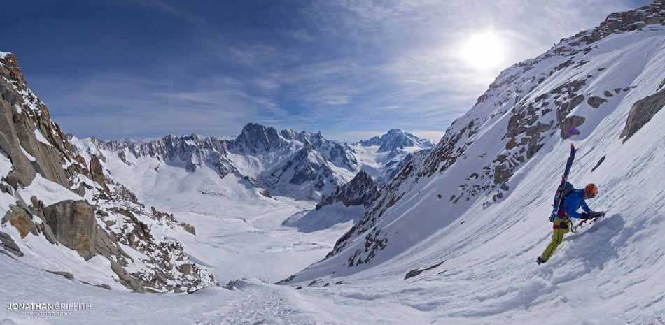 спуск к лыжному кулуару на Эгиюй Верт (Naia-Aiguille Verte, 4122 м)