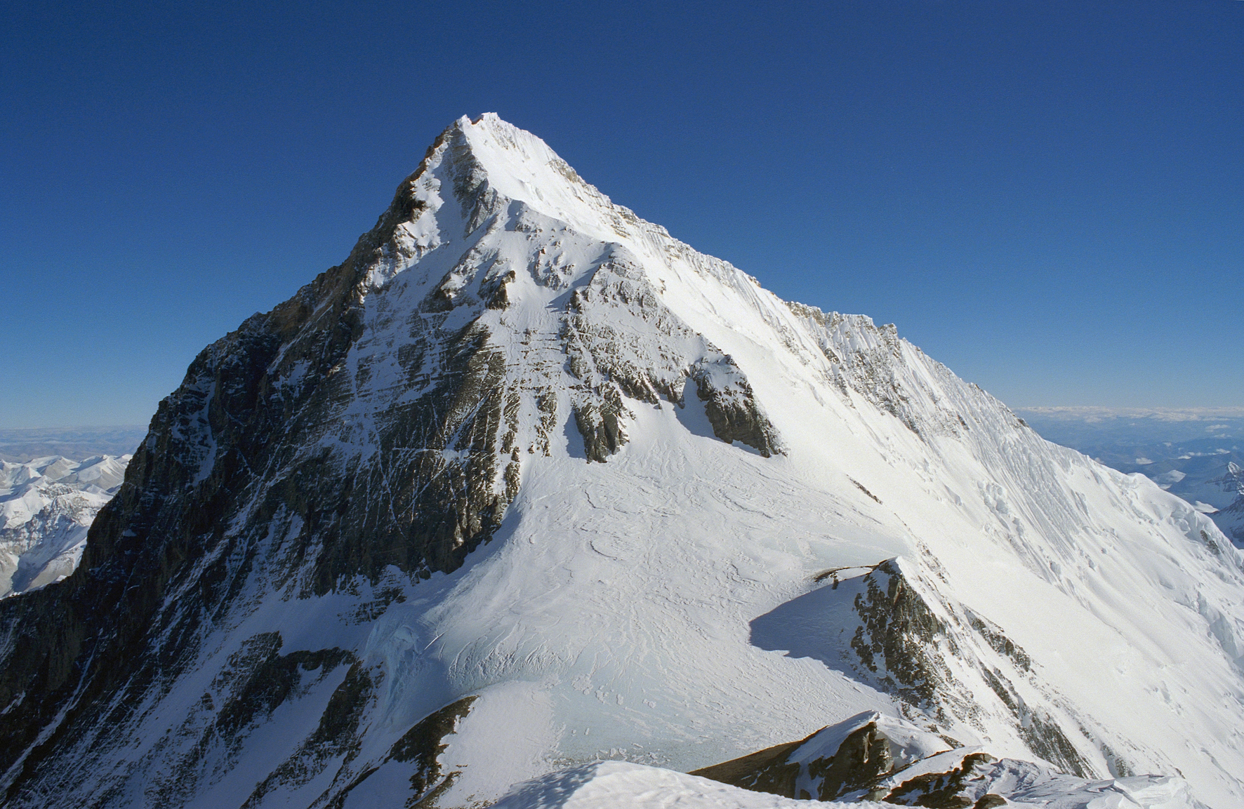 Вид на Эверест и Южное седло с северного гребня Лхотзе, высота съемки 8150 м.