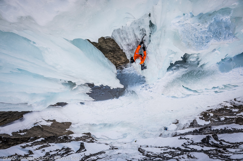 Dani Arnold (Дани Арнольд) прошел в скоростном восхождении, соло, без страховки замерзший ледопад Crack Baby на вершину горы Breitwangflue в Швейцарии.