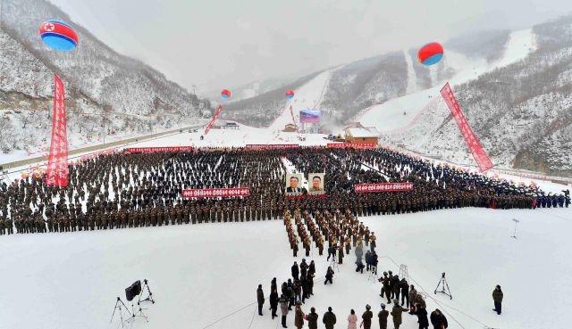 Торжественное открытие горнолыжного курорта "Масик-Рён" на склонах перевала Masik Pass в Северной Корее. 31 декабря 2013 года