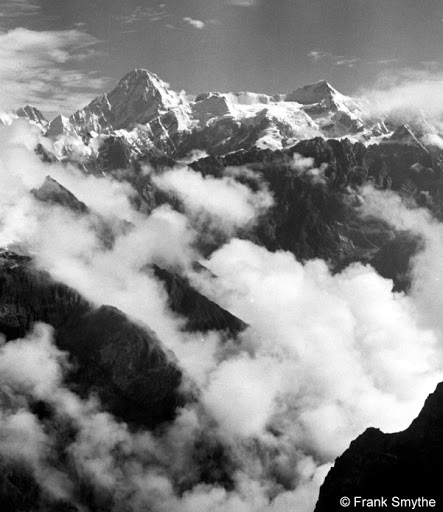 вершина Камет (Kamet 7,756 м) в Индийских Гималаях в 1931 году (слева) и Мана (Mana Peak) с Запада. Фото Фрэнка Смайта