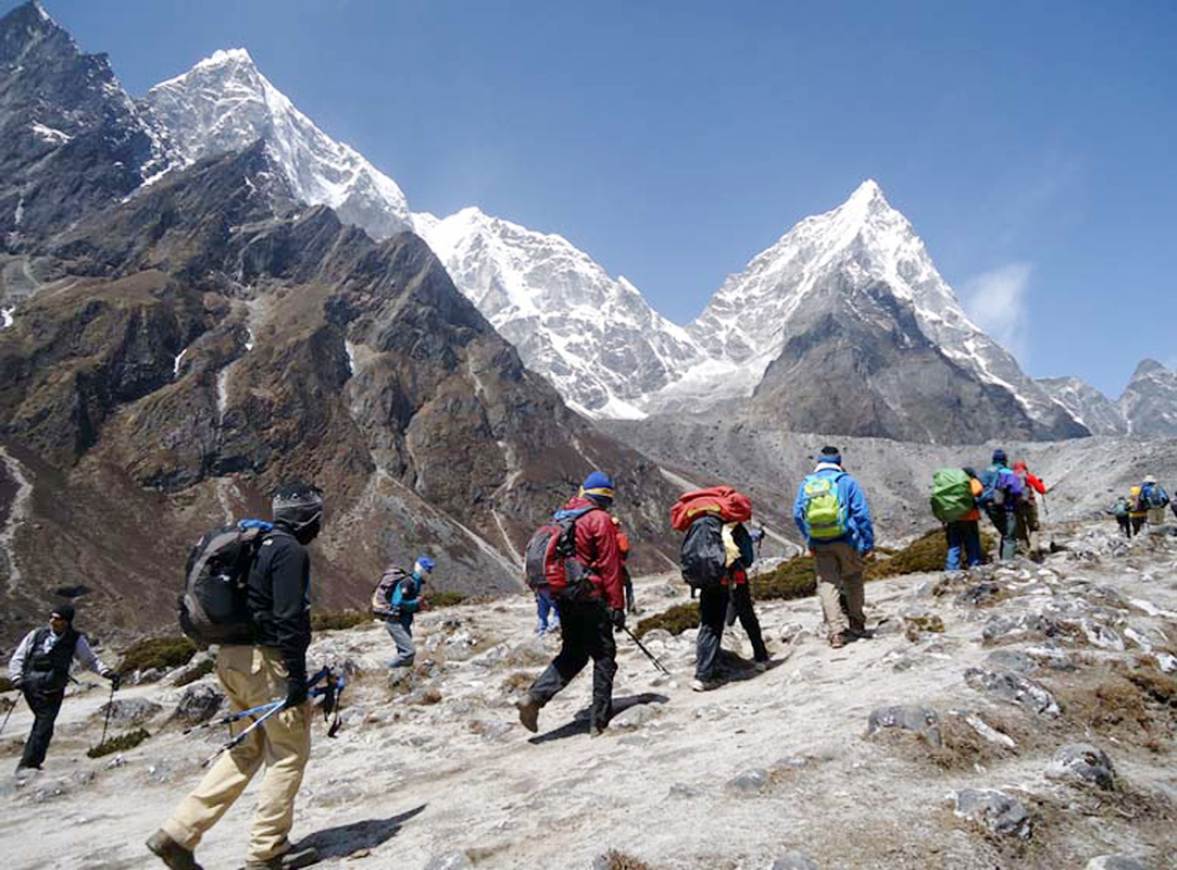 Альпинисты начинают свой треккинг к базовому лагерю Эвереста в весеннем сезоне 2014 года