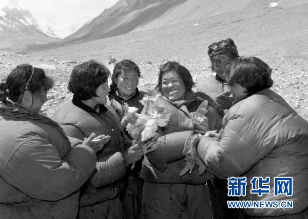 китайская альпинистка Пхантог (Phantog) - третья с права, после покорения Эвереста 