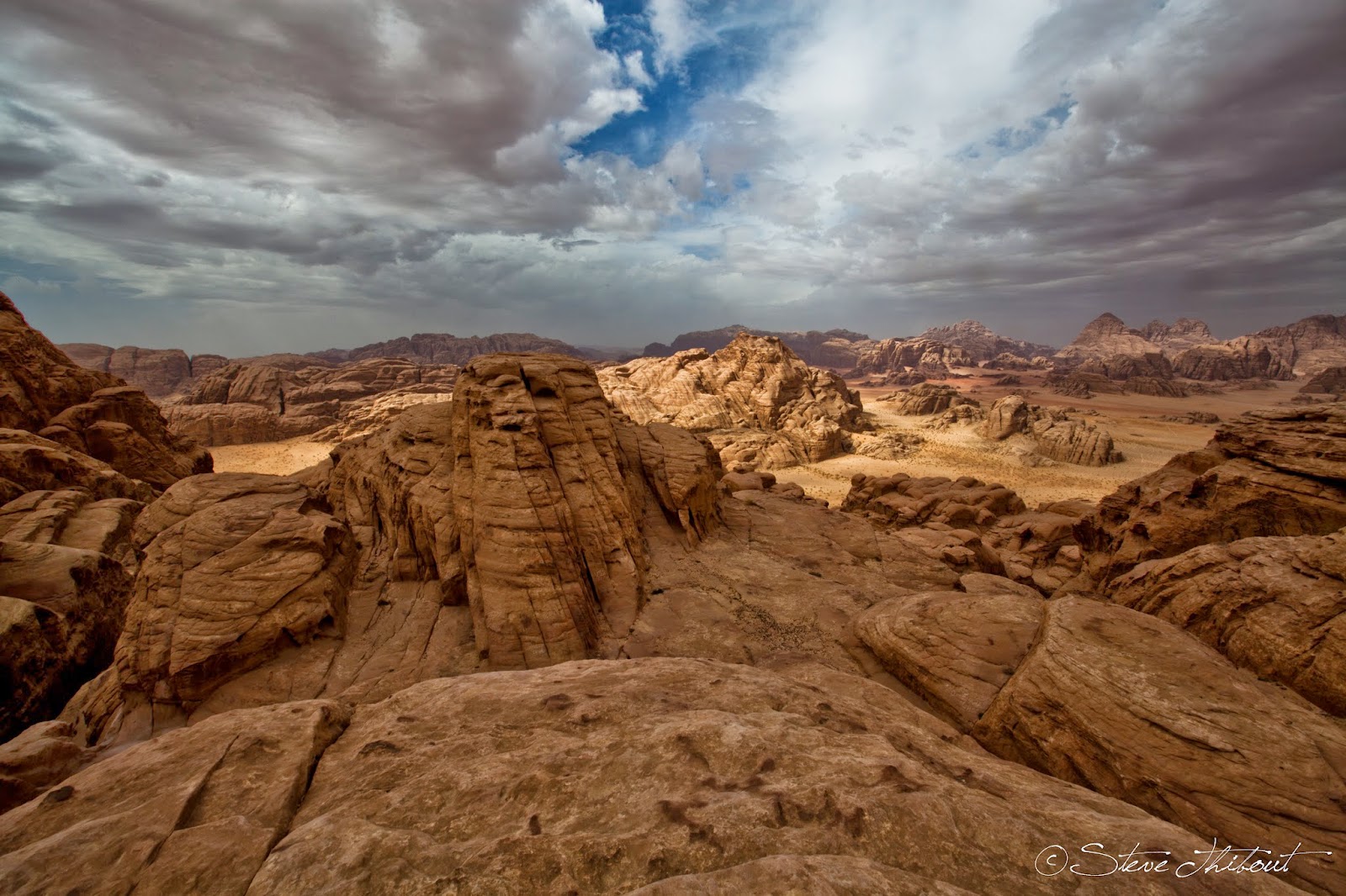 Вид на пустыню Вади-Рам с вершины Джебель Бурда (Djebel Burdah)