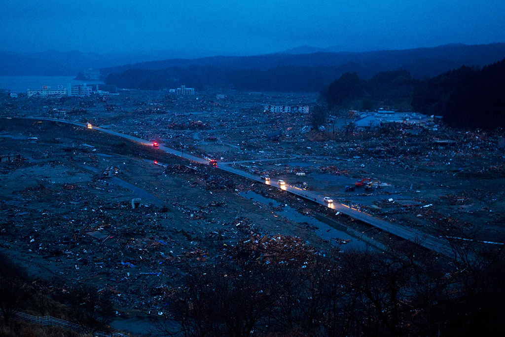 Последствия разрушительного цунами на северо-востоке Японии. 2011 год.