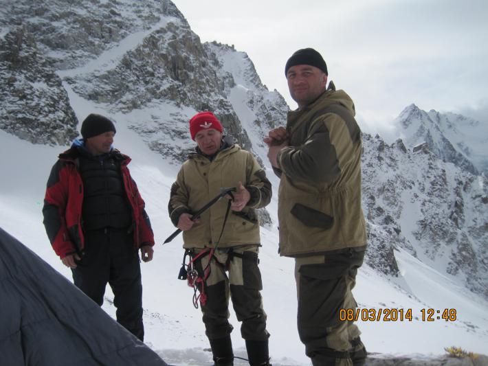 Рустам и Махты обучаются альпинизму перед восхождением.