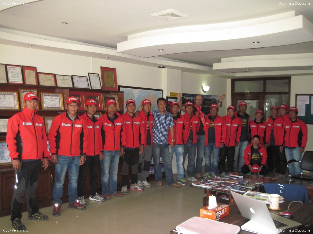 Команда шерп Клуба 7 Вершин на Эверест 2014 года в Катманду