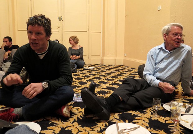 Джордж Лоу и Ян Вестельд на одном из вечернем фуршете "Золотой Ледоруб 2014" в отеле Шамони. Атмосфера как в базовом лагере горной экспедиции. Фото Рафаэля Славински)
