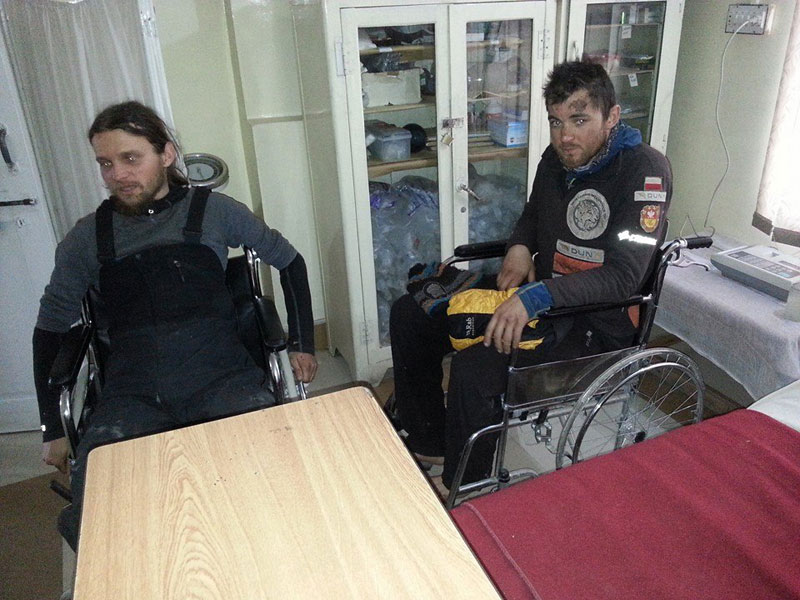  Павел Дунай (Paweł Dunaj) и Михал Обрыцки (Michal Obrycki) в больнице в Гилгите после лавины ан Нангапарбат. март 2014 год