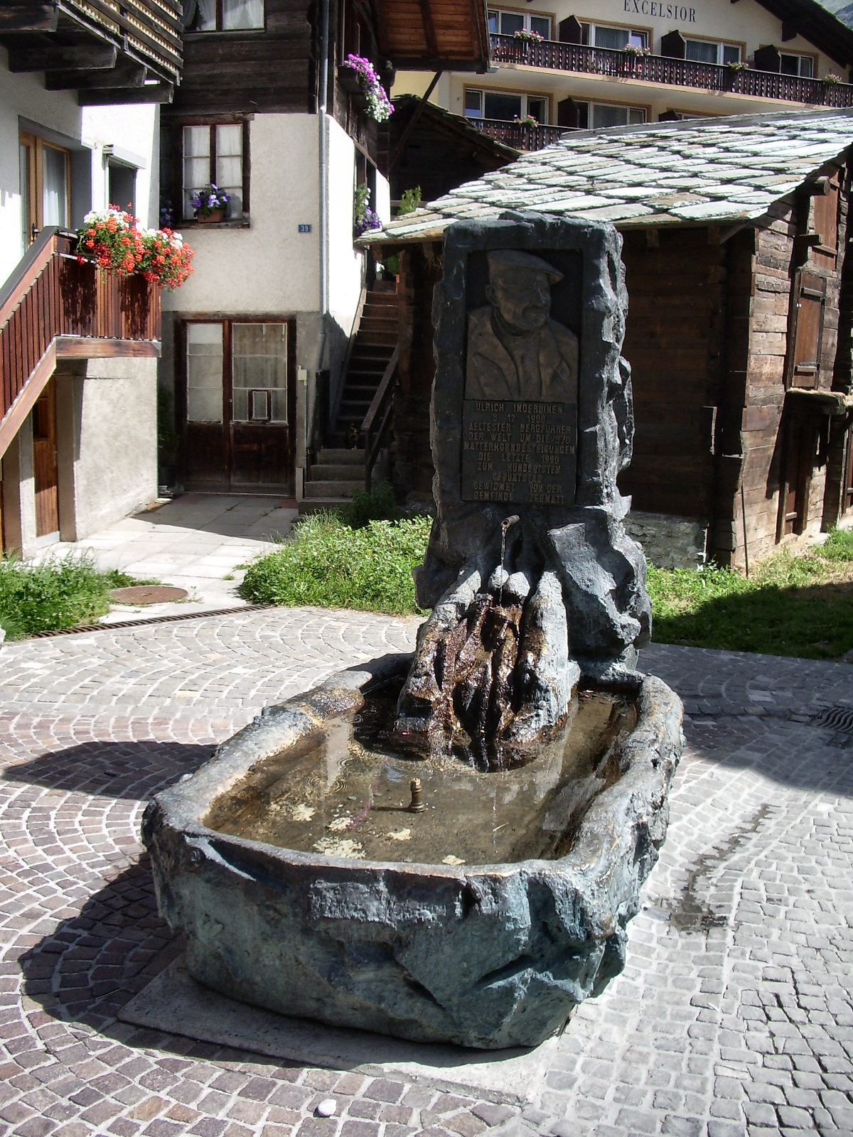 памятный знак, установленный в Церматте в честь Ульриха Индербинена (Ulrich Inderbinen), великого человека Швейцарских Альп
