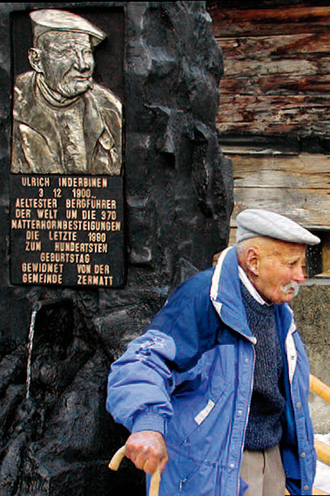 Ульрих Индербинен (Ulrich Inderbinen) и памятный знак в честь его восхождения на Маттерхорн в возрасте 90 лет!