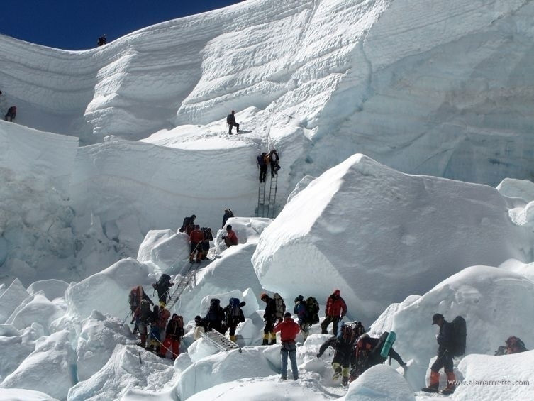 Работа шерп на Эвересте при прохождении ледопада Кхумбу