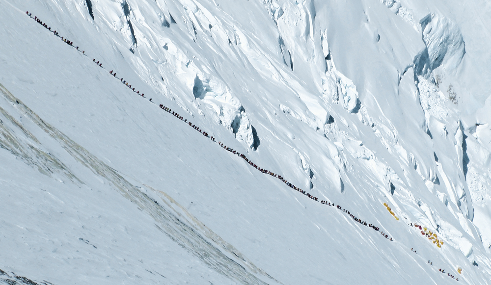 Очередь на Эверест в 2012 году. Фото Ральфа Дуймовица