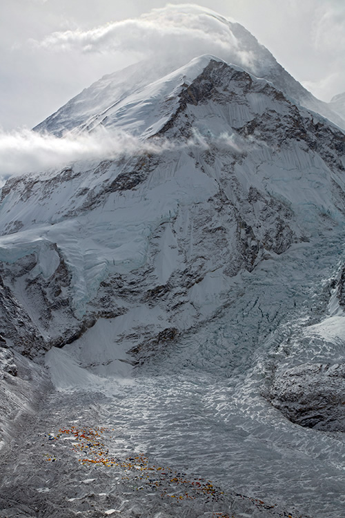 Капризный Эверест. Вид на Базовый лагерь перед рассветом. Фото Джонатана Гриффита. 2013 год