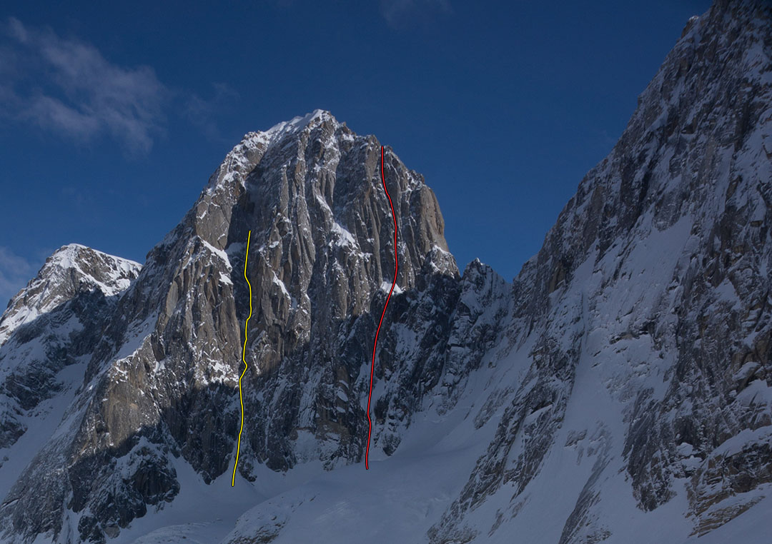 пик Пирамида (Pyramid Peak, 2600 метров). Красная линия - французский маршрут на Западной стене, ставший первым маршрутом на эту вершину: "The Odyssey" (6b A1 M7, 1100м).<br>Желтая линия  - неоконченный маршрут канадских альпинистов в апреле 2014 года