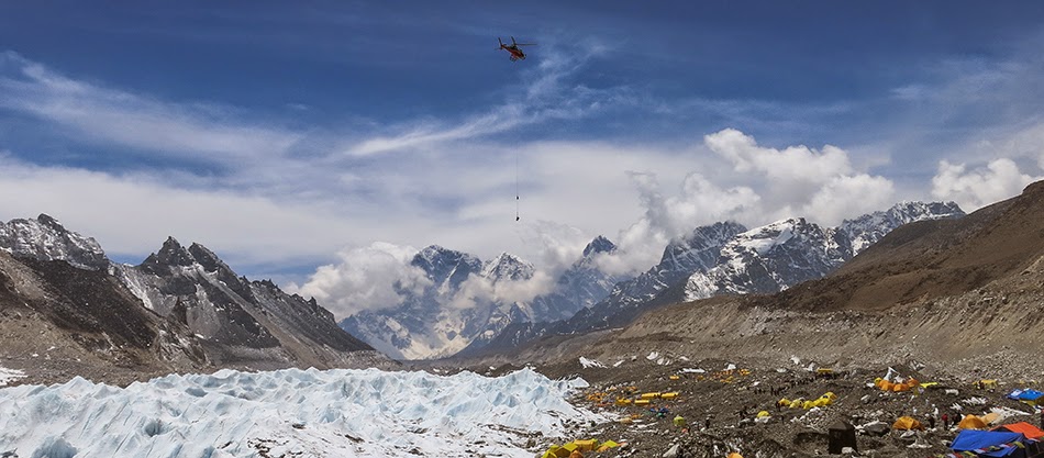 Спасательный вертолет в Базовом лагере Эвереста