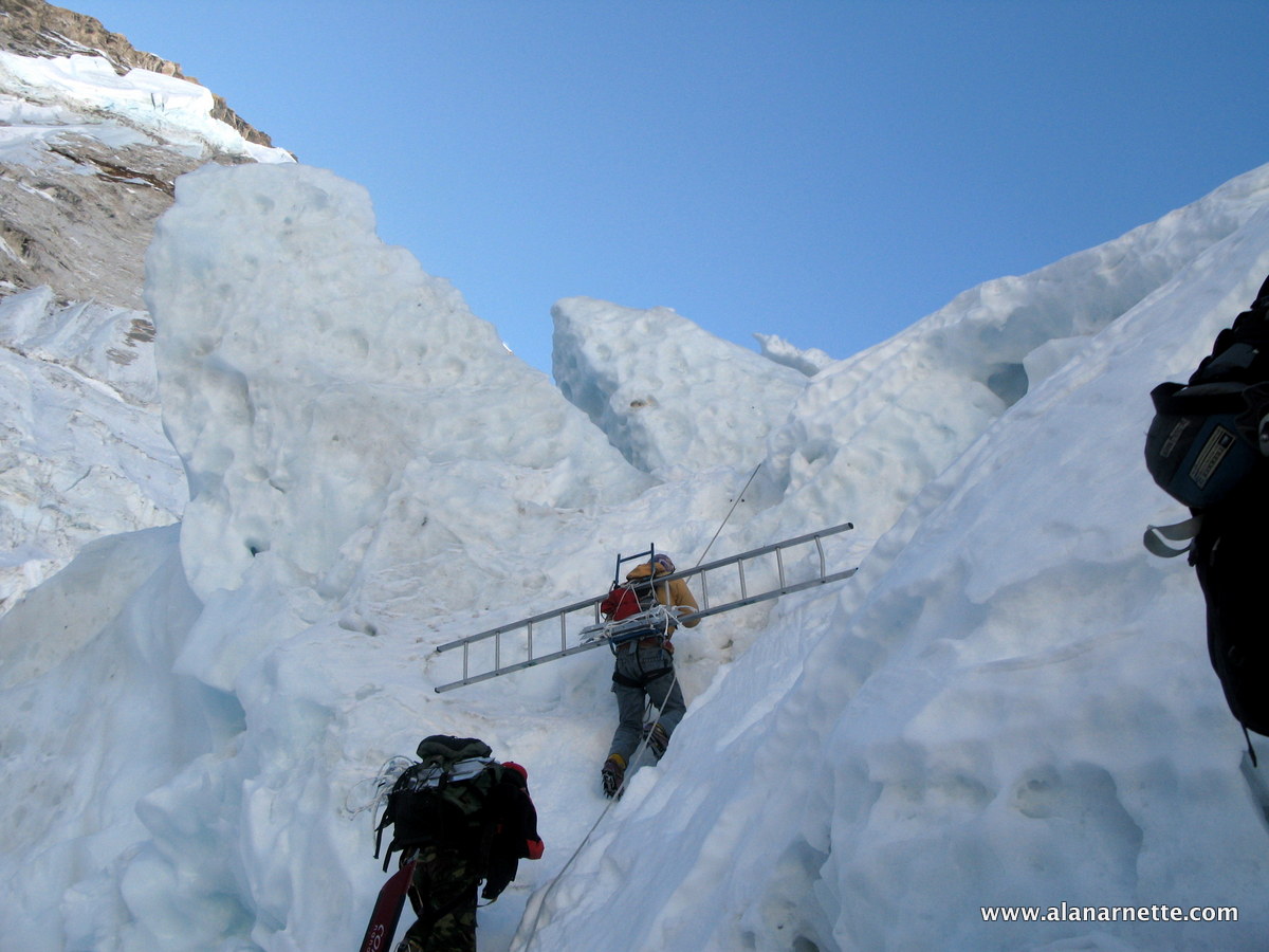 Шерпы на Ледопаде Кхумбу
