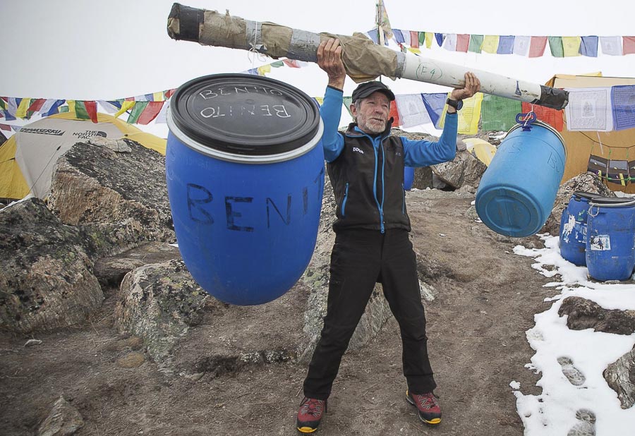  Карлос Сория (Carlos Soria) у восьмитысячника Канченджанга (8586 м). сезон 2014 года