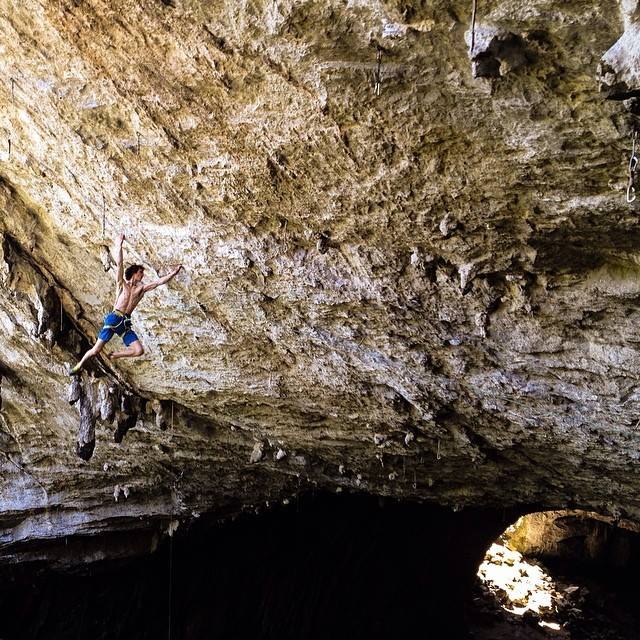 Адам Ондра (Adam Ondra) на маршруте Il Domani сложностью 9а на сводах пещеры Baltzola