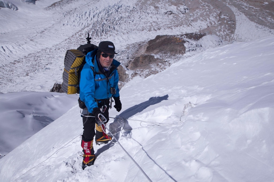  Карлос Сория (Carlos Soria) у восьмитысячника Канченджанга (8586 м). сезон 2014 года