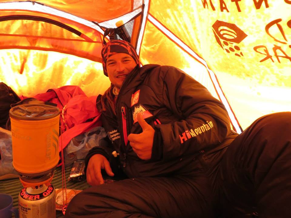 3 мая. Адам Белецкий. заслуженный отдых во втором высотном лагере. 3 часа спустя нас напугала лавина