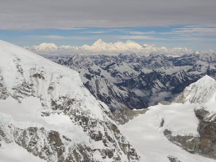 Вид с третьего высотного лагеря на северной стене Канченджанги на Макалу, Лхоцзе и Эверест