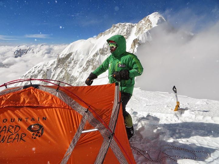 Алекс Тикон устанавливает палатку второго высотного лагеря на отметке 7050 метров