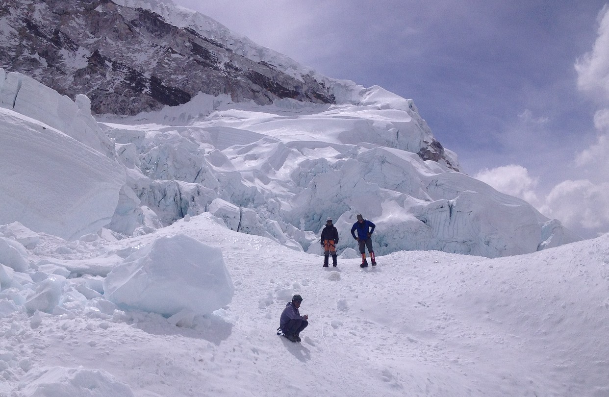 Поисковая группа в нижней части сошедшей лавины на Эвересте. 18 апреля 2014 года