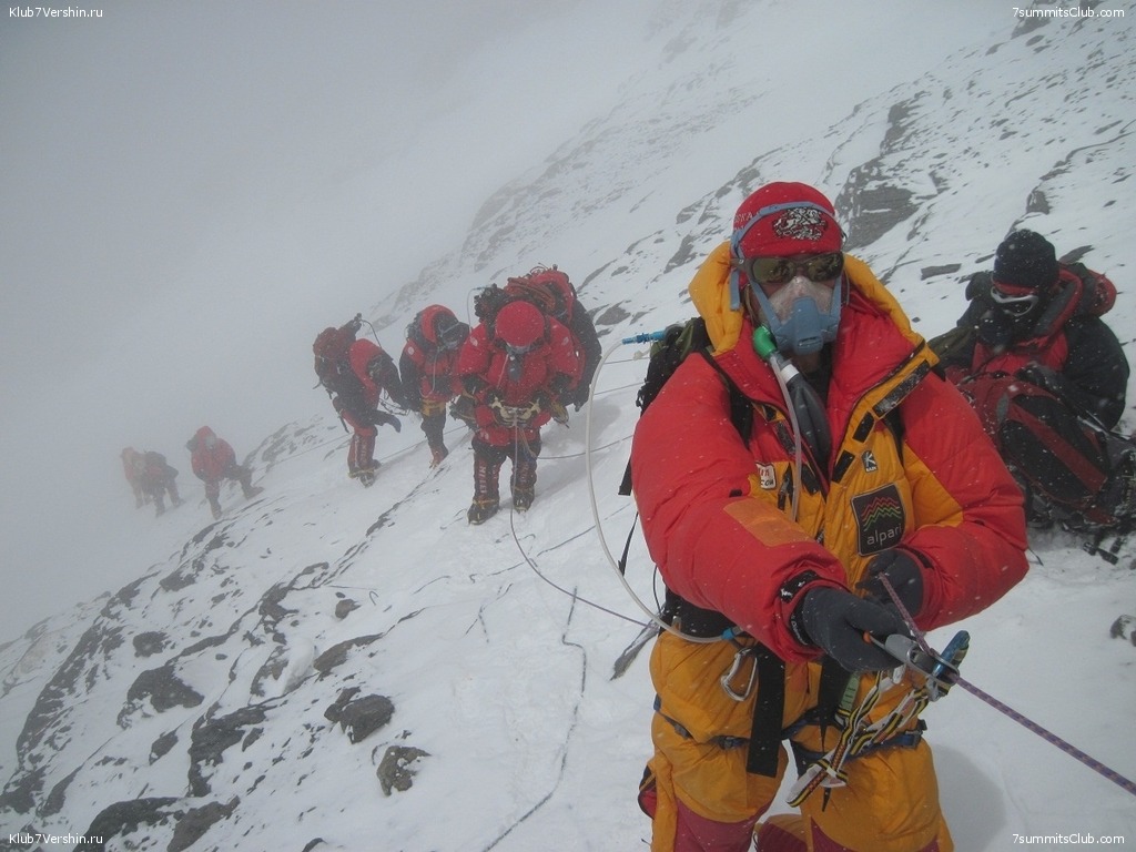  экспедиция "Клуб 7 Вершин" под руководством Александра Абрамова поднимается на Эверест. 24 мая 2014 года