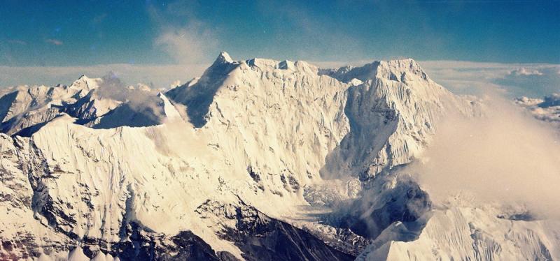 Третья советская экспедиция – экспедиция Профспорта СССР состоялась осенью 1990 года на пятую по высоте вершину Мира - в.Лхоцзе (8516м).