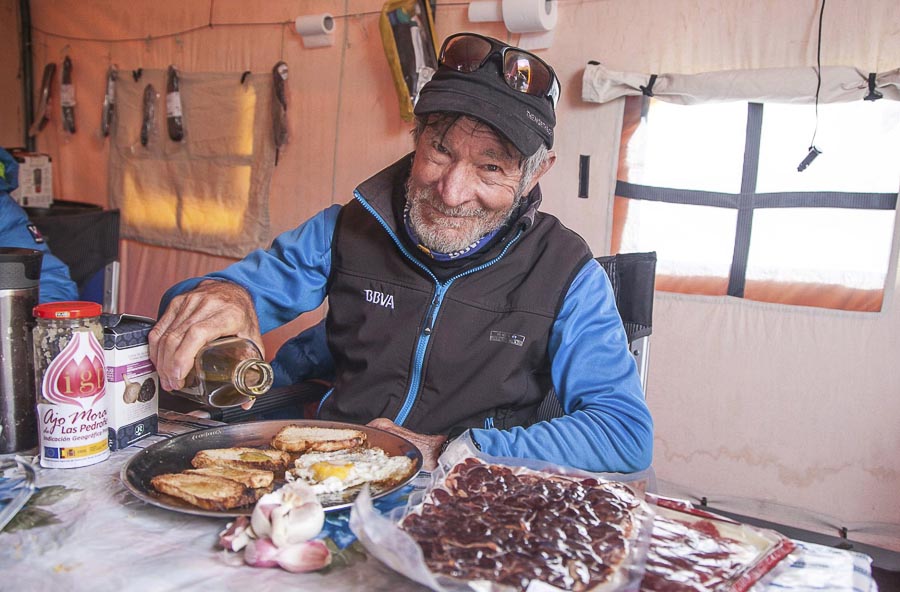 75-и летний испанский альпинист Карлос Сория (Carlos Soria) после восхождения на Канченджангу. май 2014 года