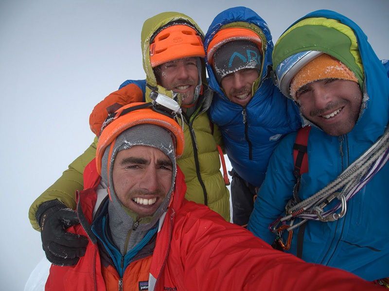 команда французских альпинистов: Фредерик Деголе (Frédéric Degoulet), Бенджамин Гугонне (Benjamin Guigonnet), Хелиа Миллеру (Hélias Millerioux) и Робин Ревес (Robin Revest)