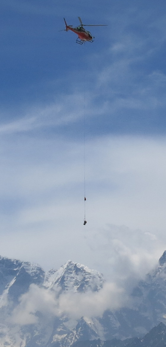 Вертолет перевозит тело погибшего в лавине альпиниста. Эверест, 19 апреля 2014 года
