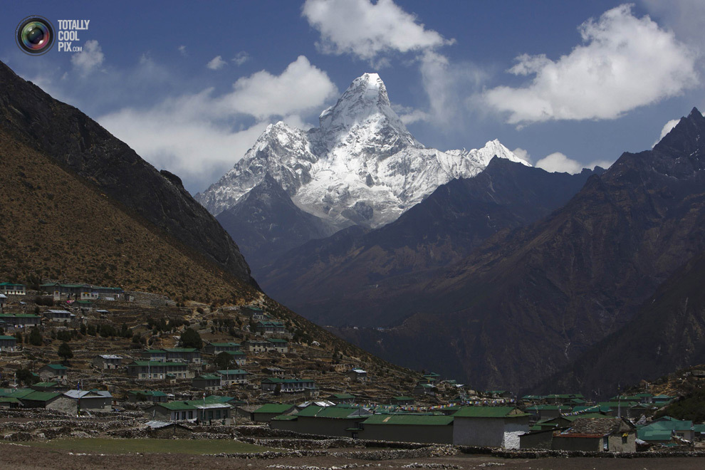 Вершина Ама-Даблам недалеко от селения Кумджунг в районе Кхумбу, Непал. (NAVESH CHITRAKAR/REUTERS)