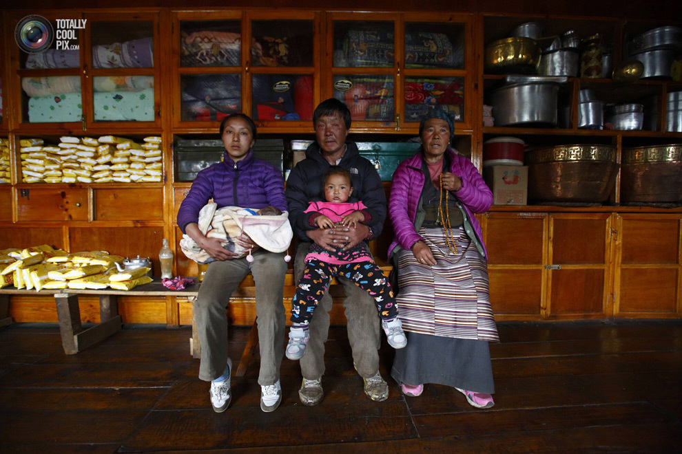 Семья шерпов в селении Кумджунг в районе Кхумбу, Непал. (NAVESH CHITRAKAR/REUTERS)