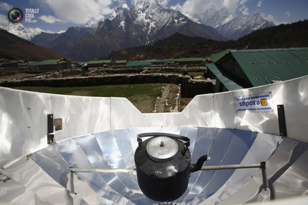Кипячение воды при помощи солнечной энергии в селении Кумджунг в районе Кхумбу, Непал. (NAVESH CHITRAKAR/REUTERS)