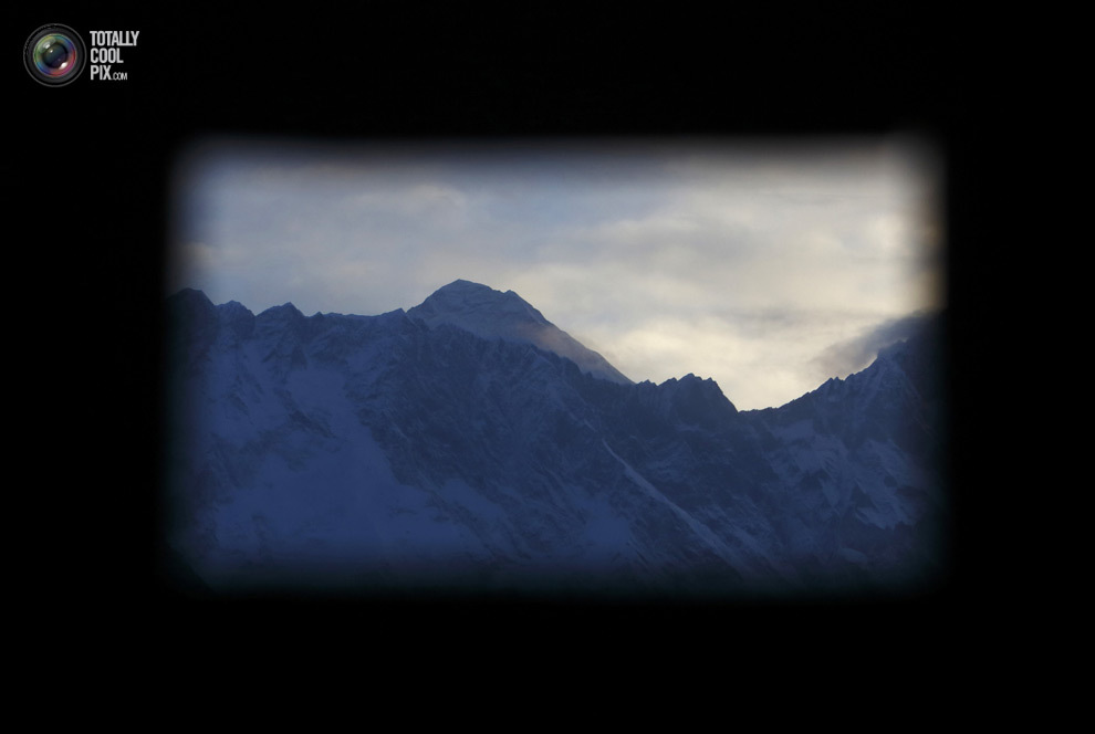 Вид горы Эверест из окна монастыря в Тенгбоче. (NAVESH CHITRAKAR/REUTERS)
