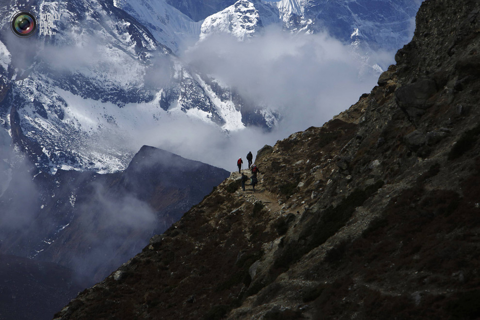 Группа проводников на фоне горы Тамсерку на обратном пути из базового лагеря Эвереста. (NAVESH CHITRAKAR/REUTERS)