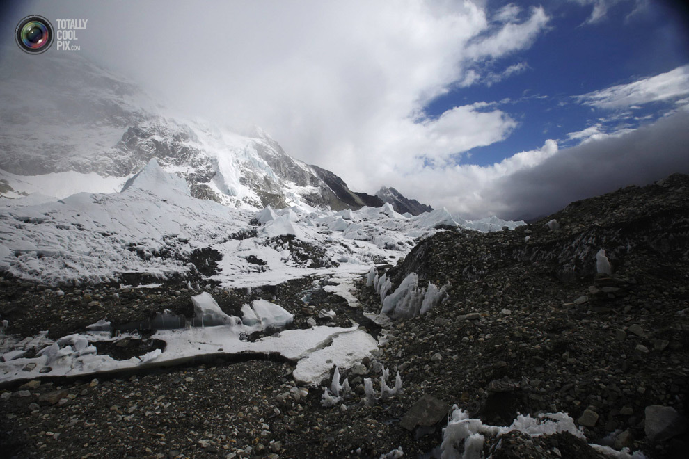 Базовый лагерь Эвереста на высоте около 5300 метров над уровнем моря в районе Кхумбу, Непал. (NAVESH CHITRAKAR/REUTERS)