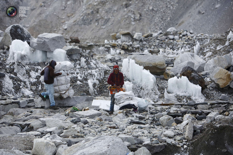 Сборщики мусора в базовом лагере Эвереста в районе Кхумбу, Непал. (NAVESH CHITRAKAR/REUTERS)