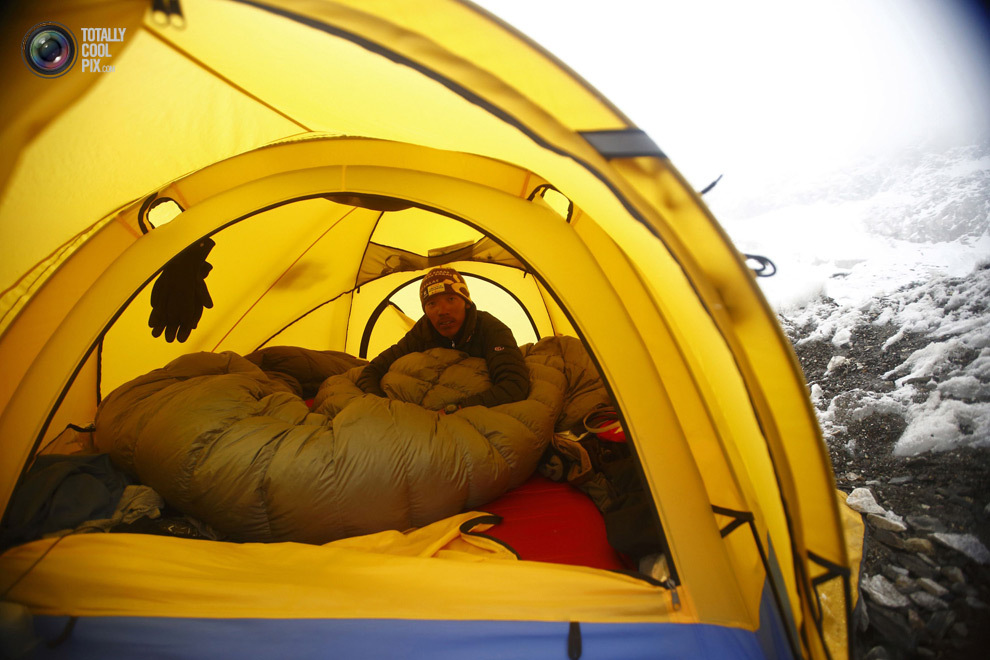 Шерпа сидит в своей палатке в базовом лагере Эвереста в районе Кхумбу, Непал. (NAVESH CHITRAKAR/REUTERS)
