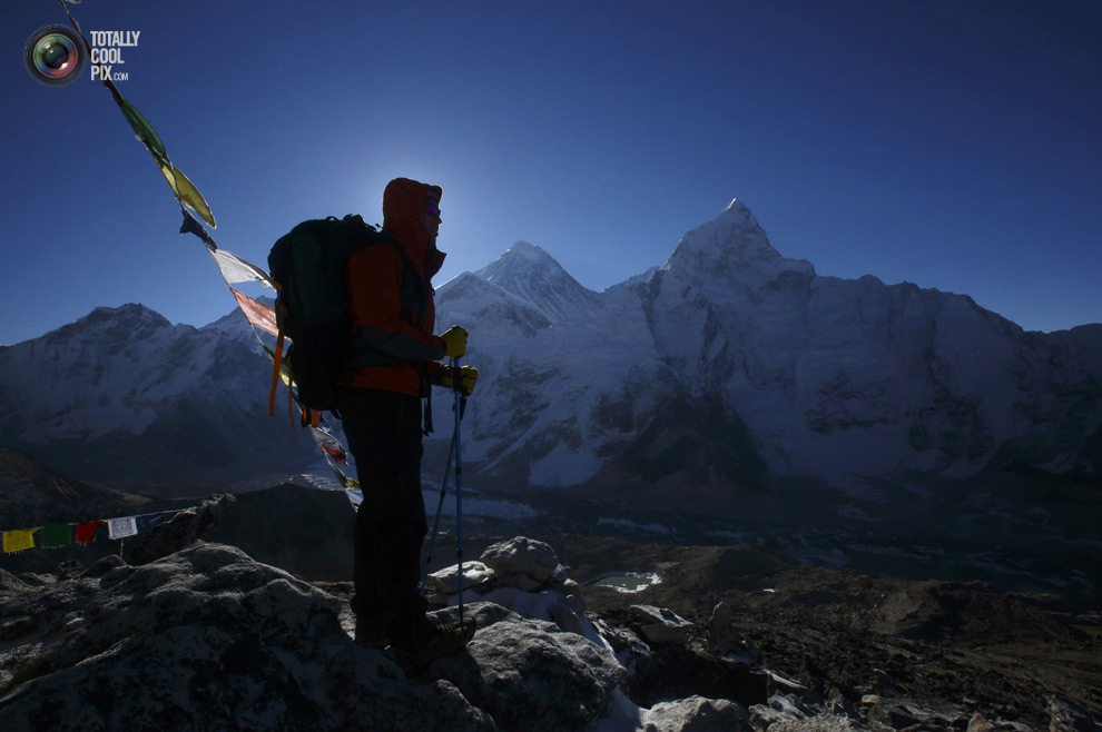 Проводник на фоне горы Эверест в районе Кхумбу, Непал. (NAVESH CHITRAKAR/REUTERS)