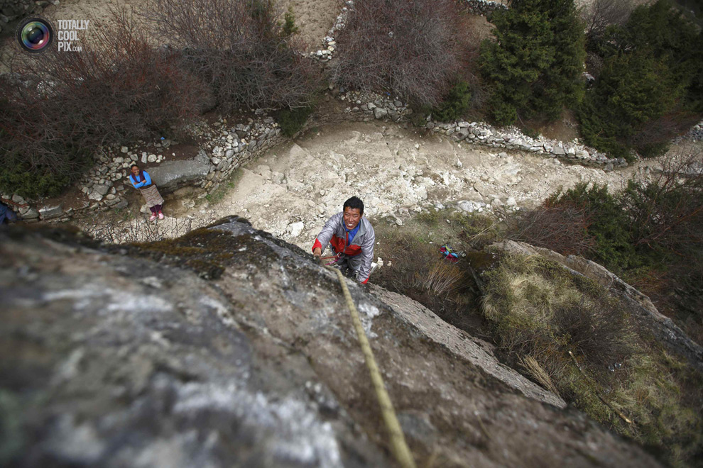 Temba Sherpa поднимается на стену для очистки камня. Намче-Базар. (NAVESH CHITRAKAR/REUTERS)